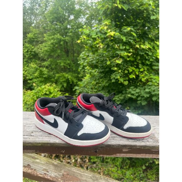 Nike Air Jordan 1 Low GS Black Toe Red White Size 5.5 Youth (553560-116)
